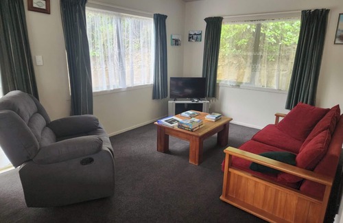 Tuateawa Cabin | Ruru Retreat - peaceful oasis set off the road, pet friendly!