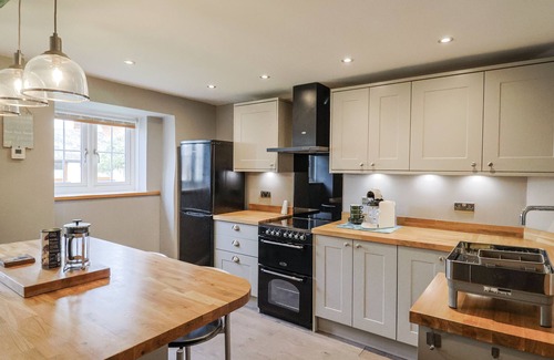 Bicton Cottage | RUSHMOOR COTTAGE, pet friendly, with a garden in Colaton Raleigh