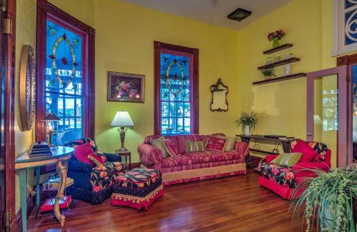 Russellville House | Russellville House with Garden - Walk to Main Street