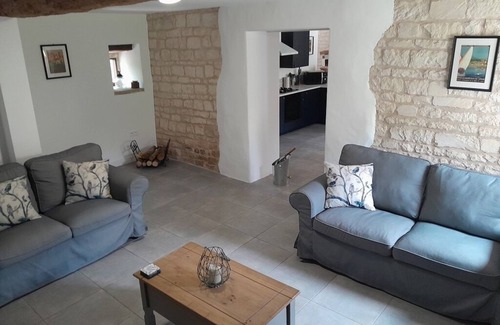La Bataille Cottage | Rustic 3 bed gite sleeps 6 near Chef Boutonne