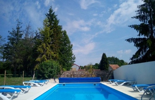 La Bataille Cottage | Rustic 3 bed gite sleeps 6 near Chef Boutonne