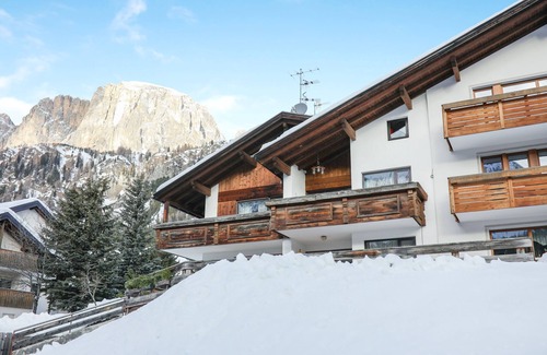 Colfosco Apartment | Rustic Apartment near Ski Areas with Wi-Fi, Garden and Terrace