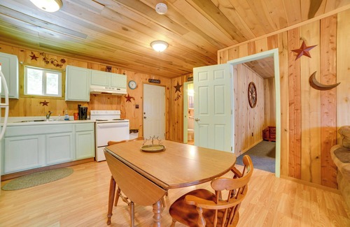 New Concord Cabin | Rustic Cabin on Farm ~ 4 Mi to Kentucky Lake!