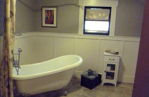 Prospect House | Rustic Cabin Rental in a Wild Meadow near Crater Lake National Park, Oregon