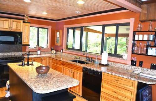 Franklin Cabin | Rustic Charm 4-bedroom spacious Cabin with Big Smokey Mountain VIEW!