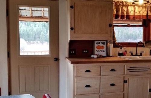 Tonasket House | Rustic Cozy Cabin In The Okanogan Highlands