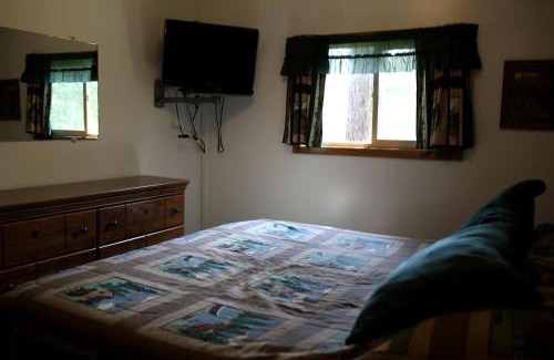 Tomah House | Rustic Family Cabin Rental with a Fire Pit near Wisconsin Dells