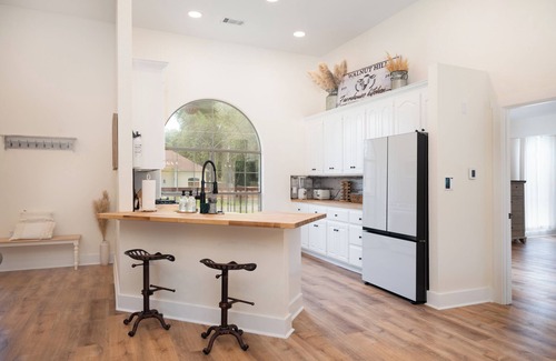 Mid America House | Rustic Farmhouse - Hot Tub - Bar - Fire pit