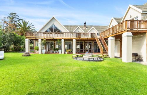 Helderberg Rural House | Rustic Farmhouse Retreat with Wood-Fire Hot Tub by Host Agents