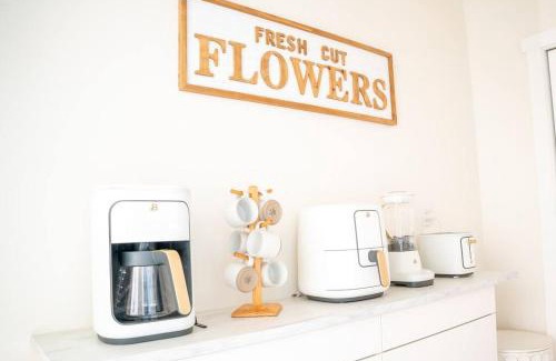 Kanab House | Rustic Gold Retreat