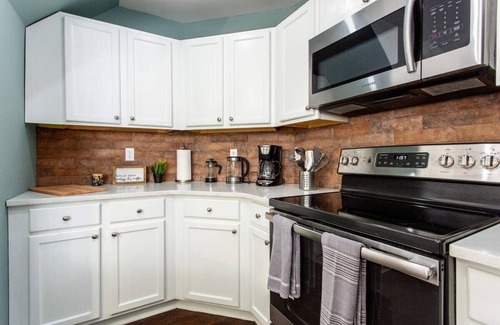 Edgewood House | Rustic-Industrial Vibe/MARTA/Good Eats/Sleeps 6