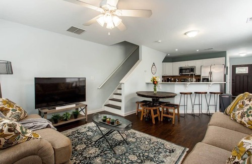 Edgewood House | Rustic-Industrial Vibe/MARTA/Good Eats/Sleeps 6