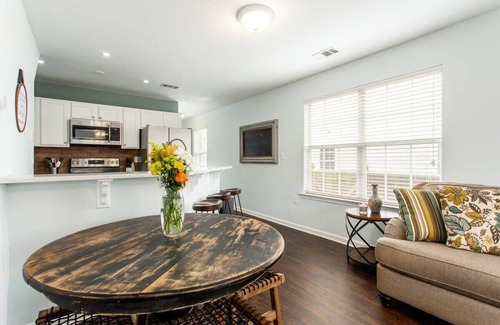 Edgewood House | Rustic-Industrial Vibe/MARTA/Good Eats/Sleeps 6