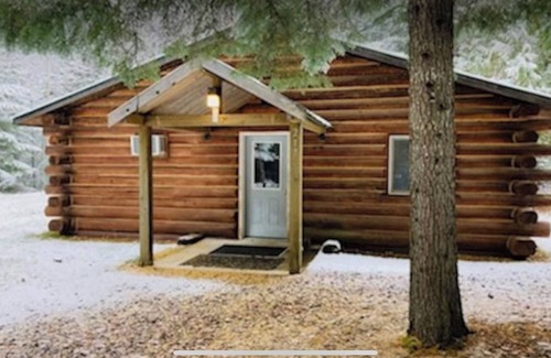 Boundary County Cabin | Rustic log cabin