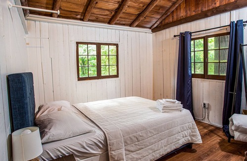 Applegate Cottage | Rustic Log Cottage - Steps to Onsite Beach + Amenities