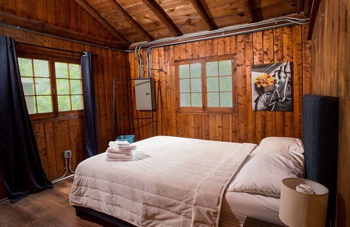 Applegate Cottage | Rustic Log Cottage - Steps to Onsite Beach + Amenities