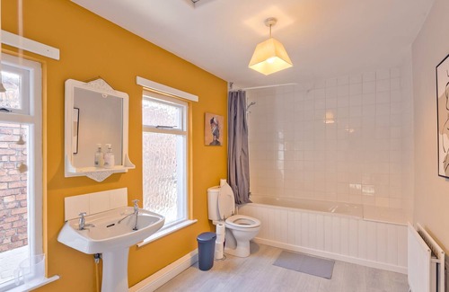 Belfast House | Rustic & Loving Home, 1 Mile to City Centre! A 50m Walk For Your Morning Coffee