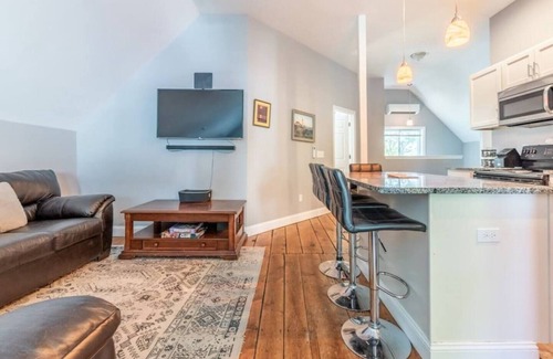 Old Orchard Beach Apartment | Rustic-Modern Barn Retreat Near OOB Beach & Pier