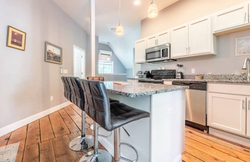 Old Orchard Beach Apartment | Rustic-Modern Barn Retreat Near OOB Beach & Pier