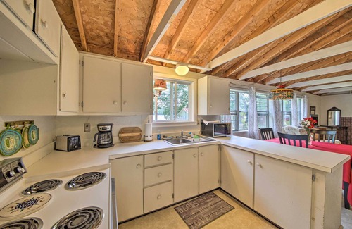 Appleton Cottage | Rustic Retreat Across From Lake; Family Friendly!