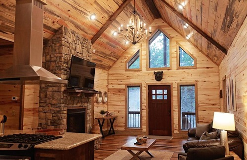 Hochatown Cabin | "Rustic Retreat Cabin" 2 Bed, 2 Bath Luxe, Hot Tub. Sleeps 6