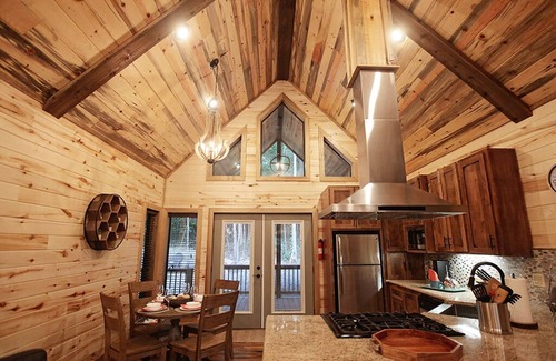 Hochatown Cabin | "Rustic Retreat Cabin" 2 Bed, 2 Bath Luxe, Hot Tub. Sleeps 6