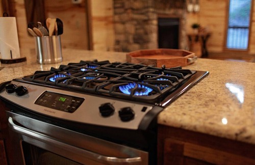 Hochatown Cabin | "Rustic Retreat Cabin" 2 Bed, 2 Bath Luxe, Hot Tub. Sleeps 6