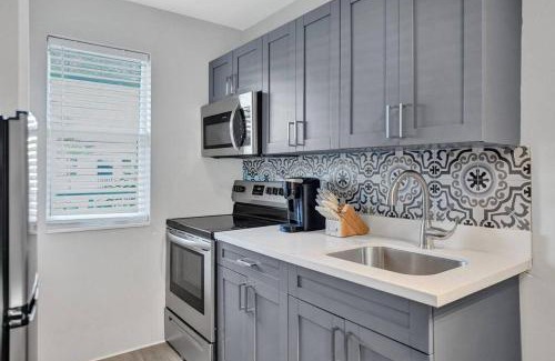 Poinciana Park Apartment | Rustic Retreats Cozy 1BR for 2 guests minutes from Las Olas