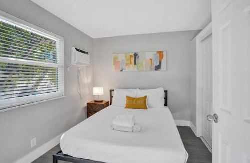 Poinciana Park Apartment | Rustic Retreats Cozy 1BR for 2 guests minutes from Las Olas