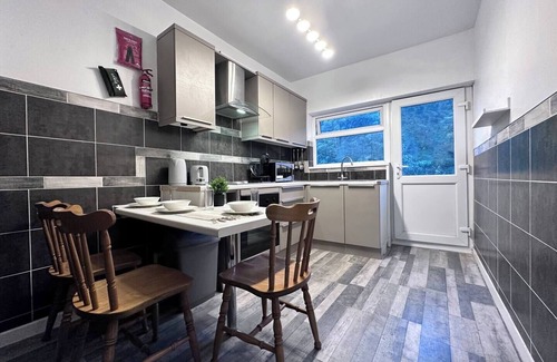 Rhondda Cynon Taff Apartment | Rustic Rhondda Retreat w/Hot Tub & Sauna - Ystrad