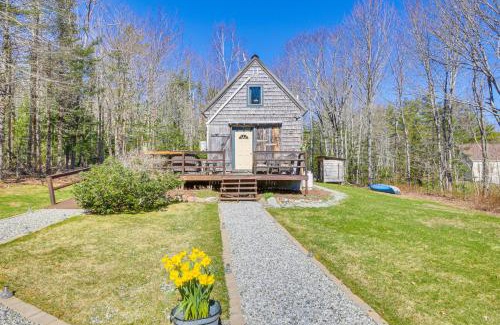 Searsport House | Rustic Searsport Cabin Loft and Sunroom on 10 Acres
