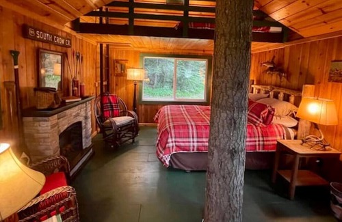 Mead Cabin | Rustic Treehouse Cabin on Green Bluff!