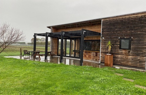 Martinborough Villa | Rustic Villa close to nearby Vineyards