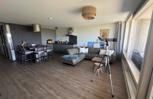 Municipality of Velsen Condo | Rustig Appartement met Uitzicht op zee