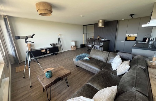 Municipality of Velsen Condo | Rustig Appartement met Uitzicht op zee