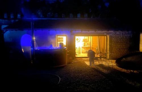 Saint-Cyran-du-Jambot House | Séjour Historique au Domaine de Migny : Gîte avec Bain Nordique et Piscine - FR-1-591-731