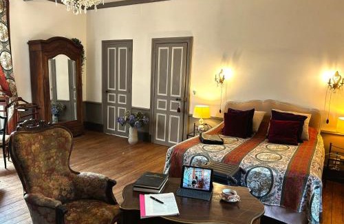 Isigny-le-Buat Bed & Breakfast | Séjour romantique ou professionnel au Château isigny, Charme et feu de cheminée