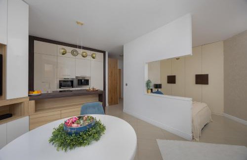 Muranow Apartment | Słominskiego by Solarento