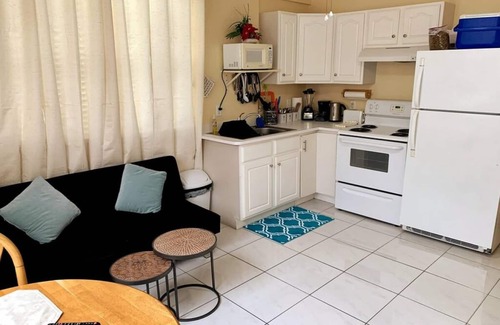 West Bay Apartment | S1 BP Steps to Beach