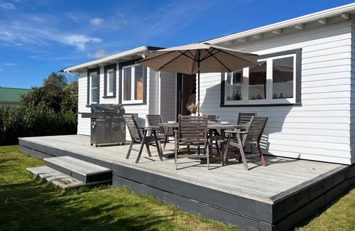 Martinborough House | Sackville Retreat (2 min walk to Square), Close to town and short walk to Vineyards