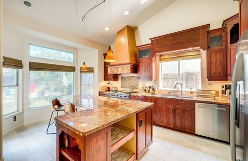 Sacramento House | Sacramento Home w/Fire Pit: 15 Mi to Downtown!
