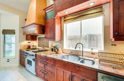 Sacramento House | Sacramento Home w/Fire Pit: 15 Mi to Downtown!
