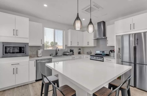 Southwestern Sacramento House | Sacramento Serenity: 2BR Home w/Parking & Laundry