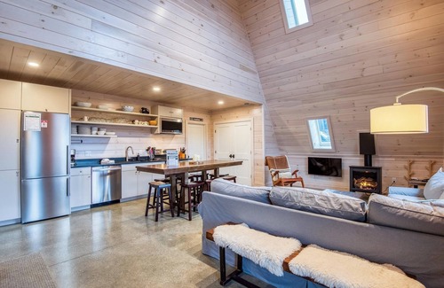 Rangeley House | Saddleback - Maine Alpin Haus beautiful trailside ski-in/ski-out A-Frame with mountain views