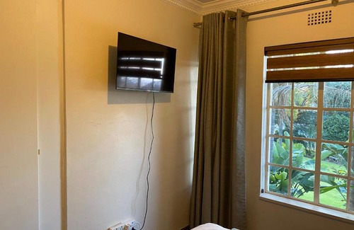 Greater Johannesburg Metropolitan Area House | Safari Deluxe Rooms - elegant rooms with access to beautiful garden & pool
