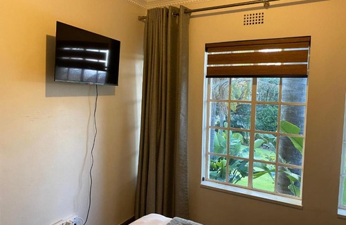 Greater Johannesburg Metropolitan Area House | Safari Deluxe Rooms - elegant rooms with access to beautiful garden & pool