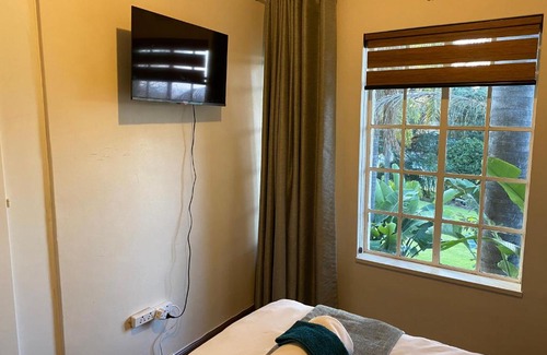 Greater Johannesburg Metropolitan Area House | Safari Deluxe Rooms - elegant rooms with access to beautiful garden & pool