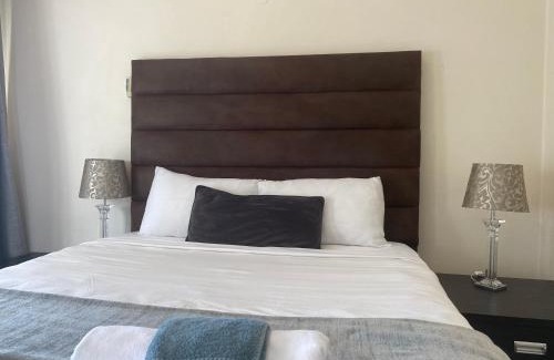 Greater Johannesburg Metropolitan Area House | Safari Deluxe Rooms - elegant rooms with access to beautiful garden & pool