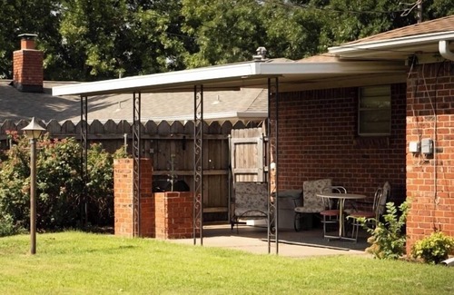 Wichita Falls House | SAFB, MSU, MEDICAL DISTRICT, GOLFING Mid Century style & beautiful backyard
