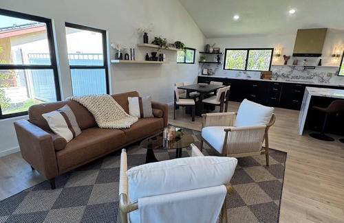 Thousand Oaks House | Safe neighborhood Charming 3-bedroom house with AC, WiFi in Thousand Oaks
